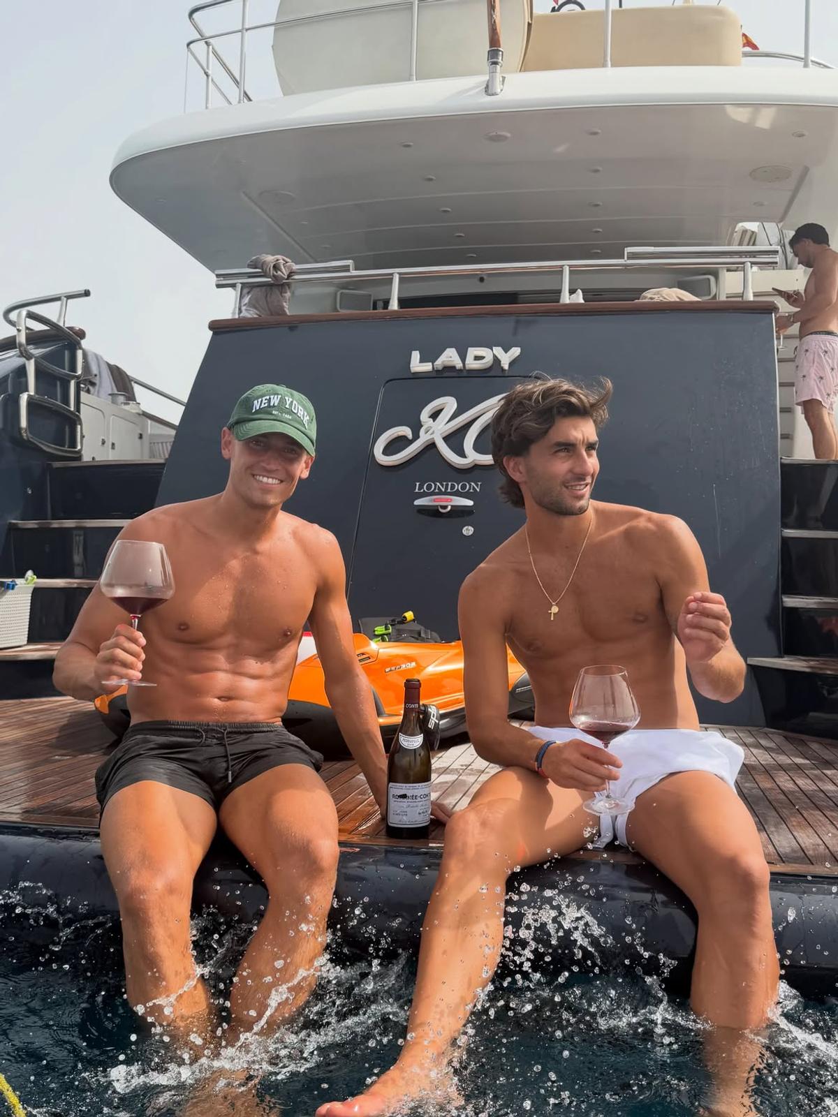 Ferran Torres și Marcos Llorente, surprinși împreună în ipostaze tandre la Ibiza