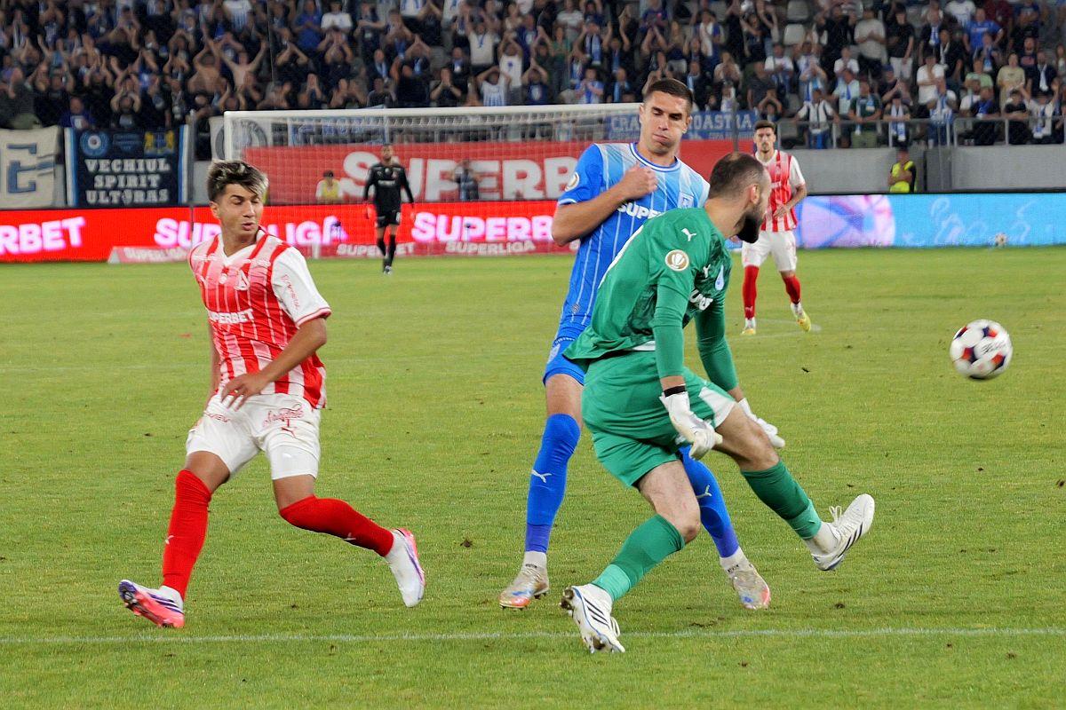 4 faze delicate de arbitraj în Dinamo - Universitatea Craiova: gol anulat, eliminare, gol validat, penalty!