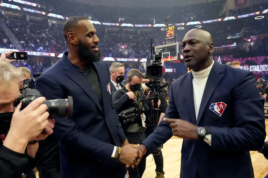 LeBron James (stânga) și Michael Jordan (dreapta) „Poate este rasist” » Donald Trump a șocat pe toată lumea la conferința de la Casa Albă