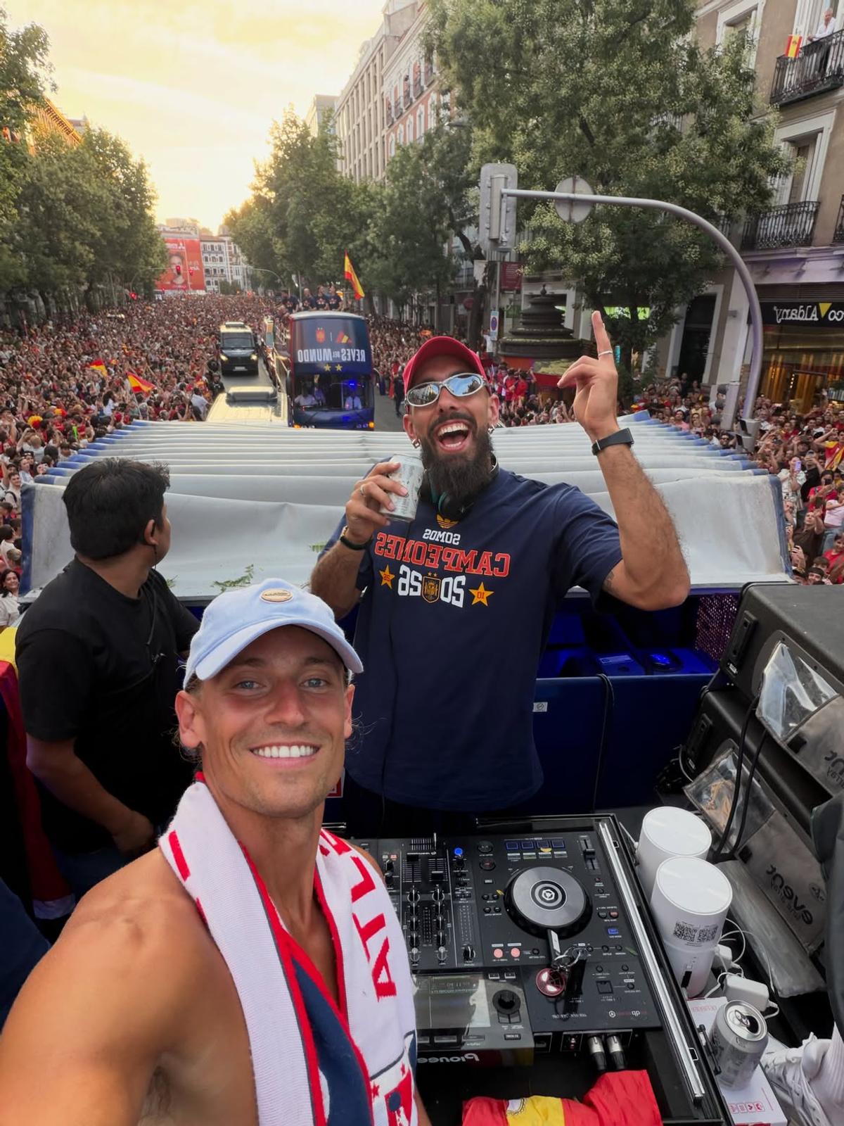 Ferran Torres și Marcos Llorente, surprinși împreună în ipostaze tandre la Ibiza