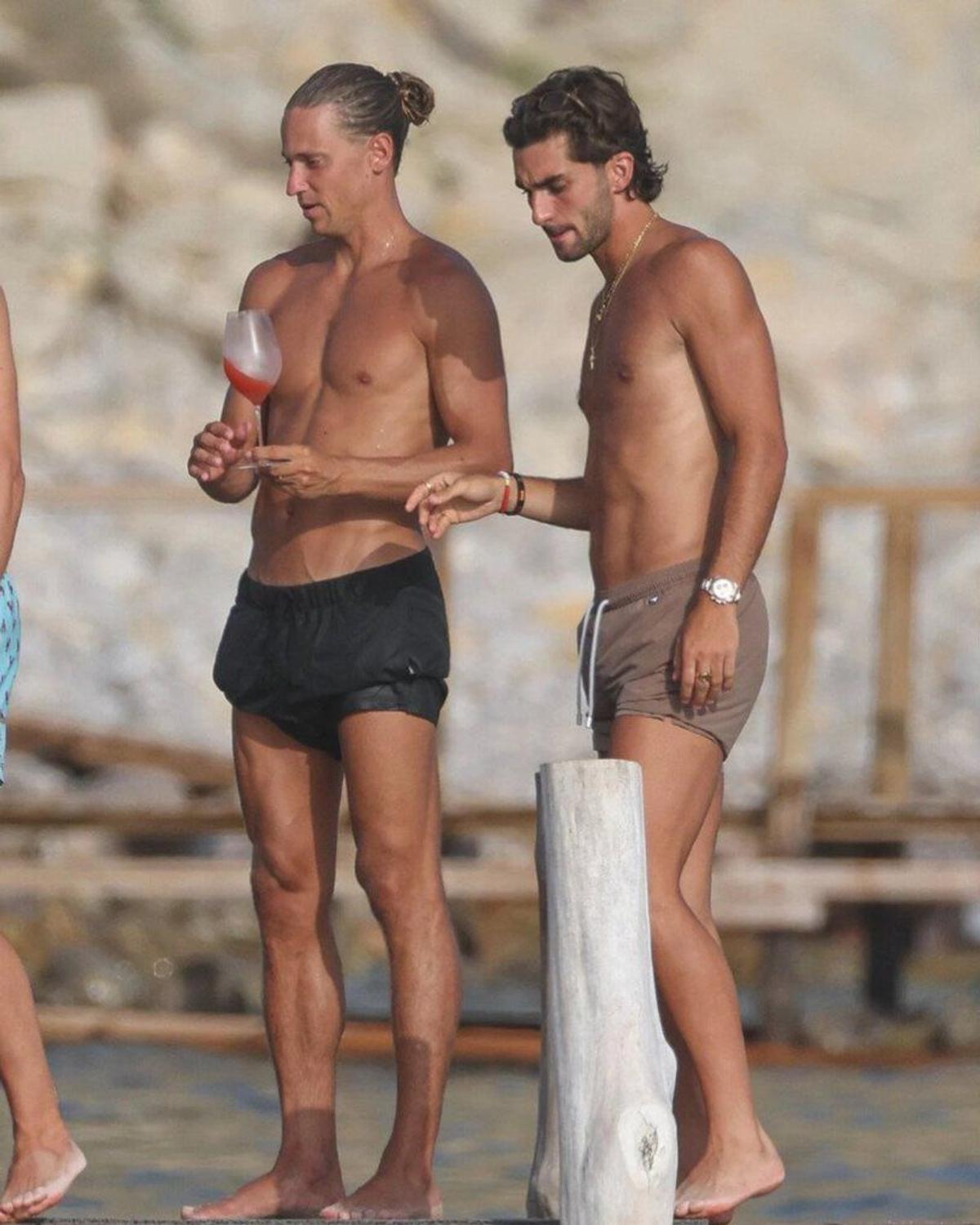 Ferran Torres și Marcos Llorente, surprinși împreună în ipostaze tandre la Ibiza