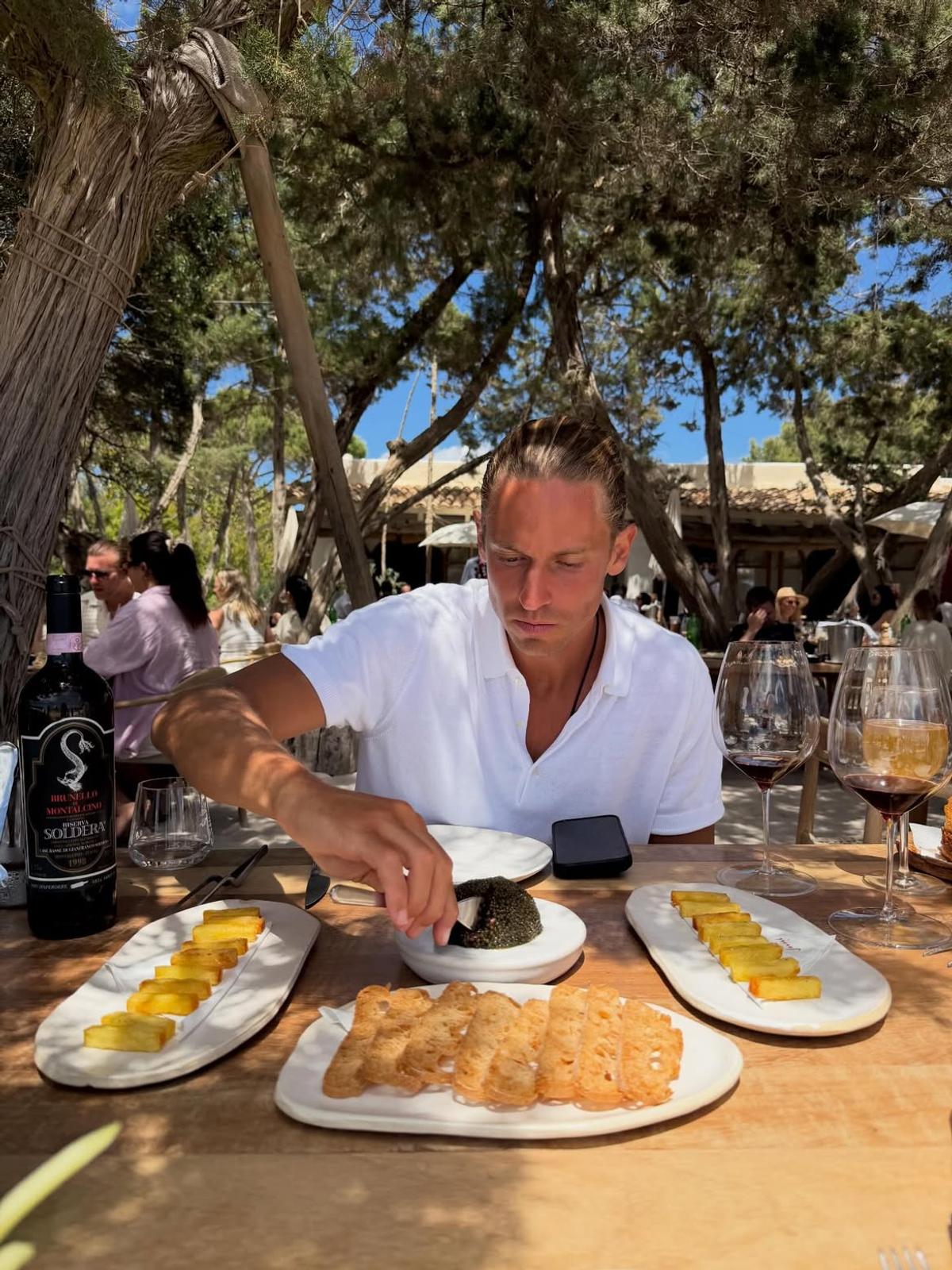 Ferran Torres și Marcos Llorente, surprinși împreună în ipostaze tandre la Ibiza