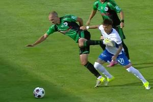 Lovitură ca în UFC la Farul - Corvinul! Arbitrul a avut nevoie de VAR