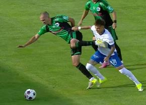 Lovitură ca în UFC la Farul - Corvinul! Arbitrul a avut nevoie de VAR