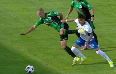 Lovitură ca în UFC la Farul - Corvinul! Arbitrul a avut nevoie de VAR
