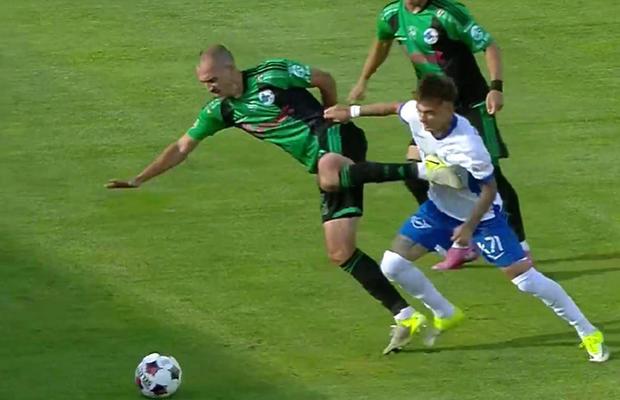 Lovitură ca în UFC la Farul - Corvinul! Arbitrul a avut nevoie de VAR
