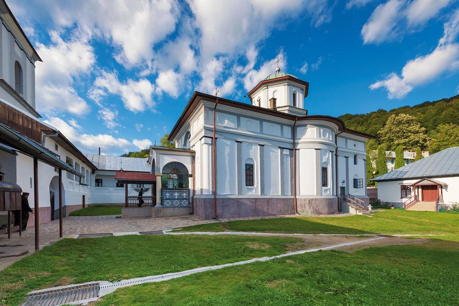 Mănăstirea Frăsinei FOTO valcea-turism.ro FCSB // Bogdan Vintilă de la mănăstire, Gikiewicz de la schit » Cum selectează Gigi oamenii importanți ai echipei