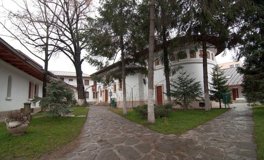 Biserica Schitul Darvari FOTO mihaelarotaruphotography.ro FCSB // Bogdan Vintilă de la mănăstire, Gikiewicz de la schit » Cum selectează Gigi oamenii importanți ai echipei