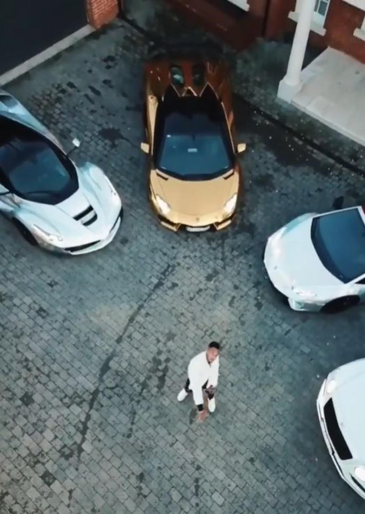 FOTO Aubameyang și-a deschis garajul de lux: Ferrari de 2,2 milioane de euro și 4 Lamborghini, dar și un „intrus” de numai 25.000 de euro