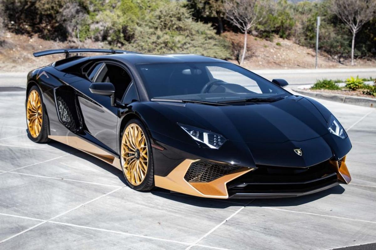 FOTO Aubameyang și-a deschis garajul de lux: Ferrari de 2,2 milioane de euro și 4 Lamborghini, dar și un „intrus” de numai 25.000 de euro