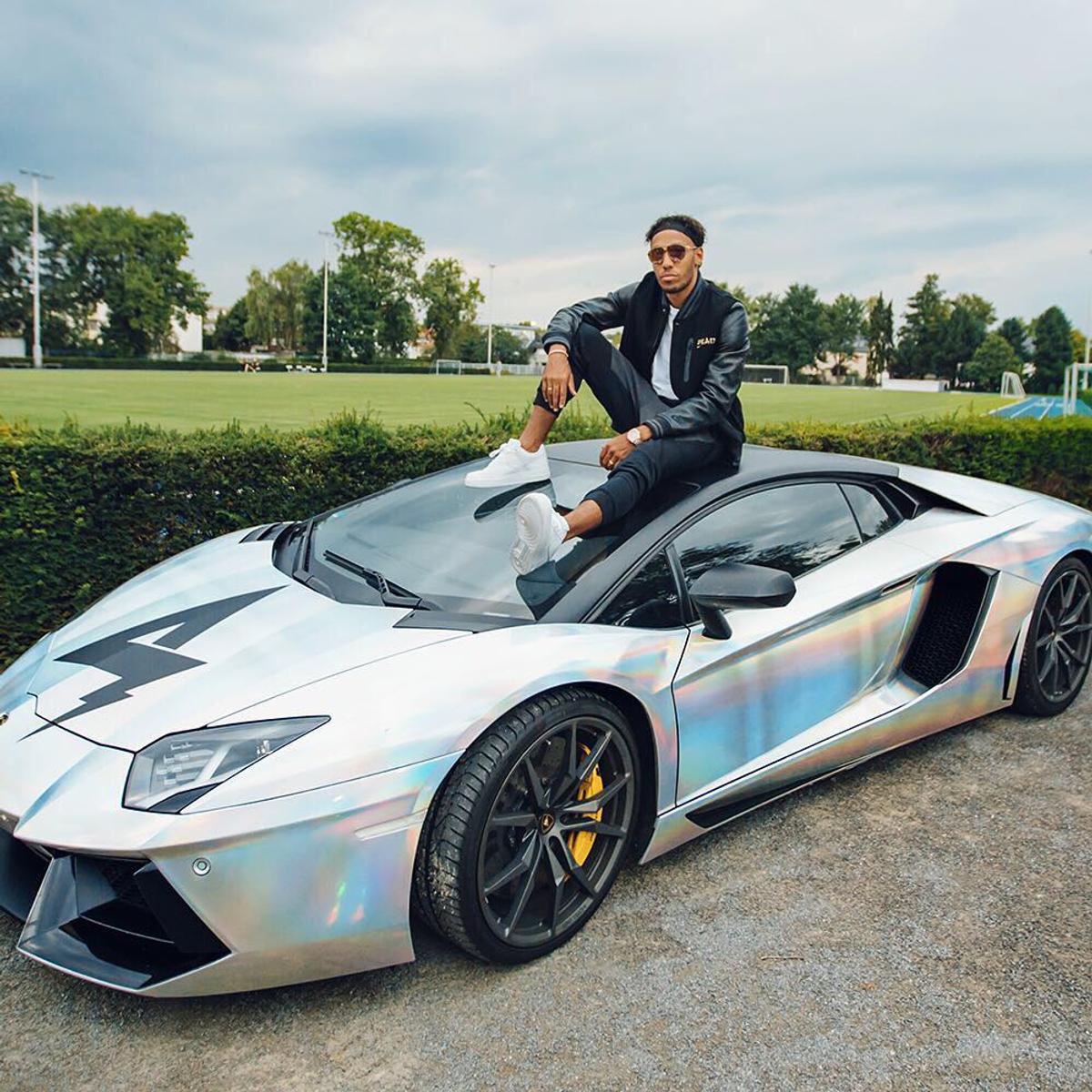 FOTO Aubameyang și-a deschis garajul de lux: Ferrari de 2,2 milioane de euro și 4 Lamborghini, dar și un „intrus” de numai 25.000 de euro