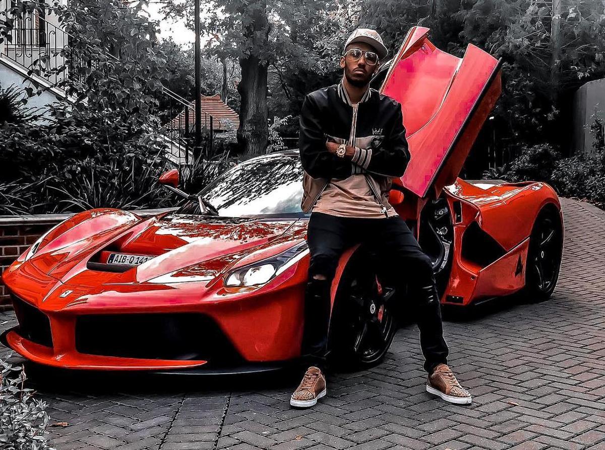 FOTO Aubameyang și-a deschis garajul de lux: Ferrari de 2,2 milioane de euro și 4 Lamborghini, dar și un „intrus” de numai 25.000 de euro
