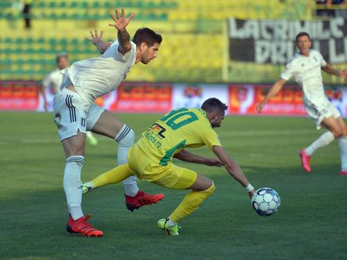 Oltenii (în alb) i-au dominat în multe momente pe cei din Mioveni, însă la final motive de bucurie au avut numai argeșenii
FOTO Răzvan Păsărică / sportpictures.eu