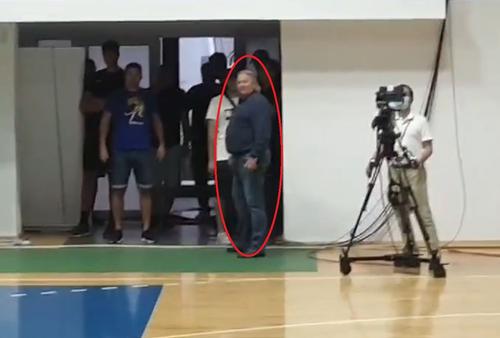 Scandal la Dinamo. Dănuț Lupu, fostul mare jucător al „câinilor”, a fost apostrofat de fani la Supercupa României la handbal, pierdută de Dinamo în fața celor de la Dobrogea de Sud, 18-19.