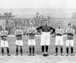 William Foulke (în centru, cu tricou negru)