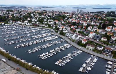 Stavanger, un loc în care parcă s-au adunat toate contrastele lumii: orașul din basm, cu mașini Tesla și cerșetori cu POS