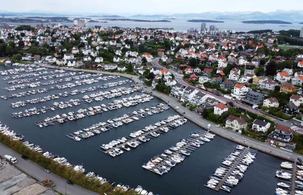 Stavanger, un loc în care parcă s-au adunat toate contrastele lumii: orașul din basm, cu mașini Tesla și cerșetori cu POS