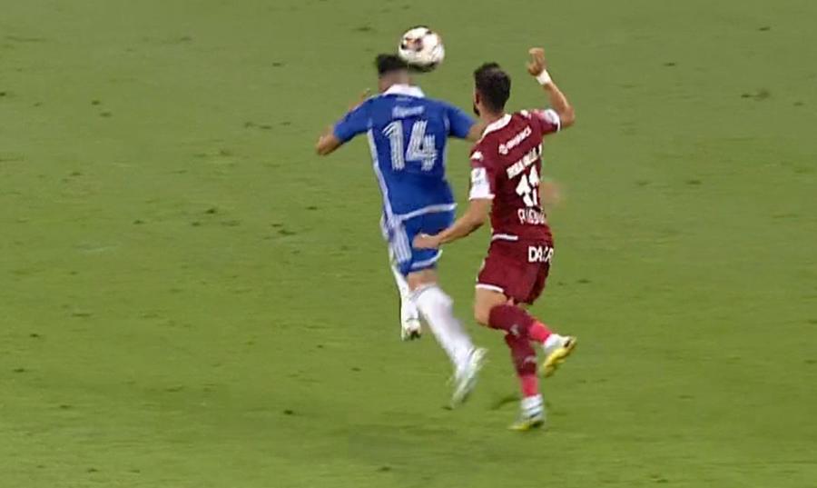 Arbitrul care a picat testele fizice înainte de startul sezonului a revenit la un meci infernal: două goluri contestate de FCU Craiova în thrillerul cu Rapid!