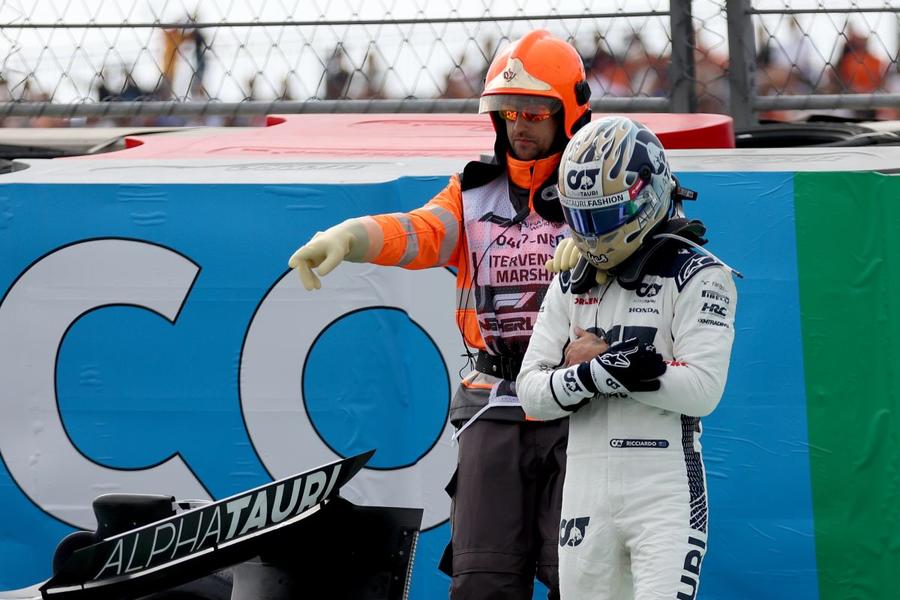 Daniel Ricciardo, după accidentul de la antrenamente/ foto: @Formula 1 Accidentare serioasă în F1 » Ratează MP al Olandei și a fost înlocuit de un debutant
