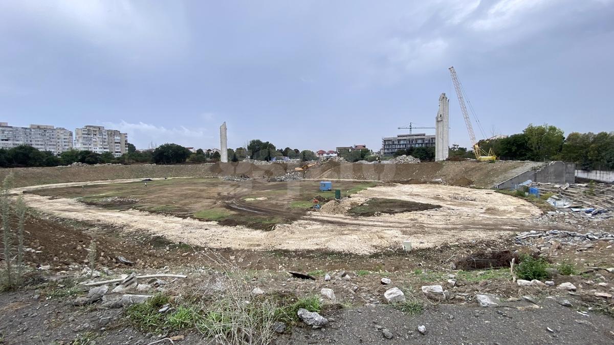 Vizită pe șantierul viitoarei arene de 100 de milioane de euro » Ce problemă au întâmpinat muncitorii + mesajul istoric căutat pe sub dărâmături