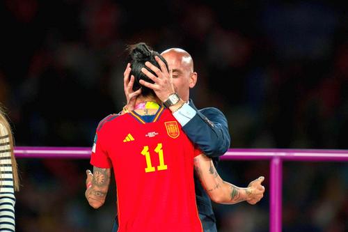 Momentul în care Jennifer Hermoso e sărutatăde Rubiales/ foto Imago Images