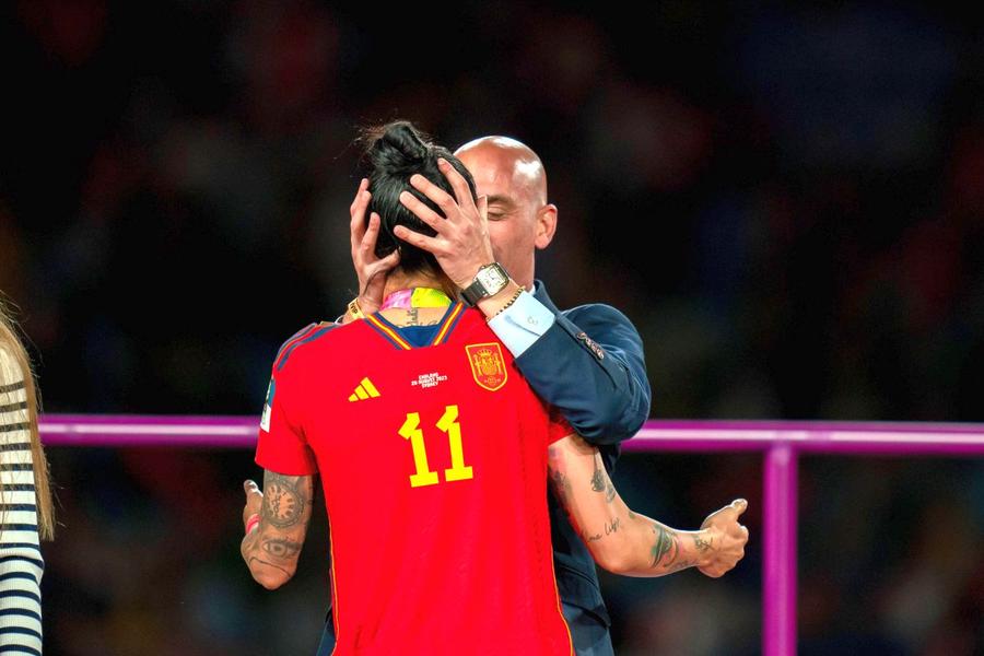 Momentul în care Jennifer Hermoso e sărutatăde Rubiales/ foto Imago Images Cazul Rubiales e și despre noi