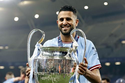 Riyad Mahrez și trofeul Ligii Campionilor. 
Foto: Imago