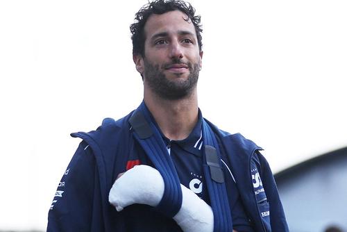 Daniel Ricciardo, cu mâna în ghips/ foto: Twitter @Formula 1