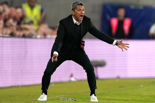 Răzvan Lucescu în timpul meciului cu Hearts // Foto: Imago