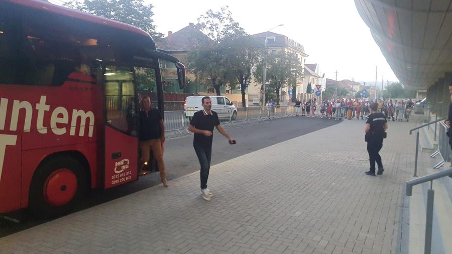Marius Măldărășanu și-a făcut cruce înainte să intre în stadion / Foto: Justin Gafiuc 10 lucruri nevăzute la TV de la Hermannstadt – FCSB » „Sunt în doliu” + Gestul incredibil al cuplului Chiricheș - Ngezana
