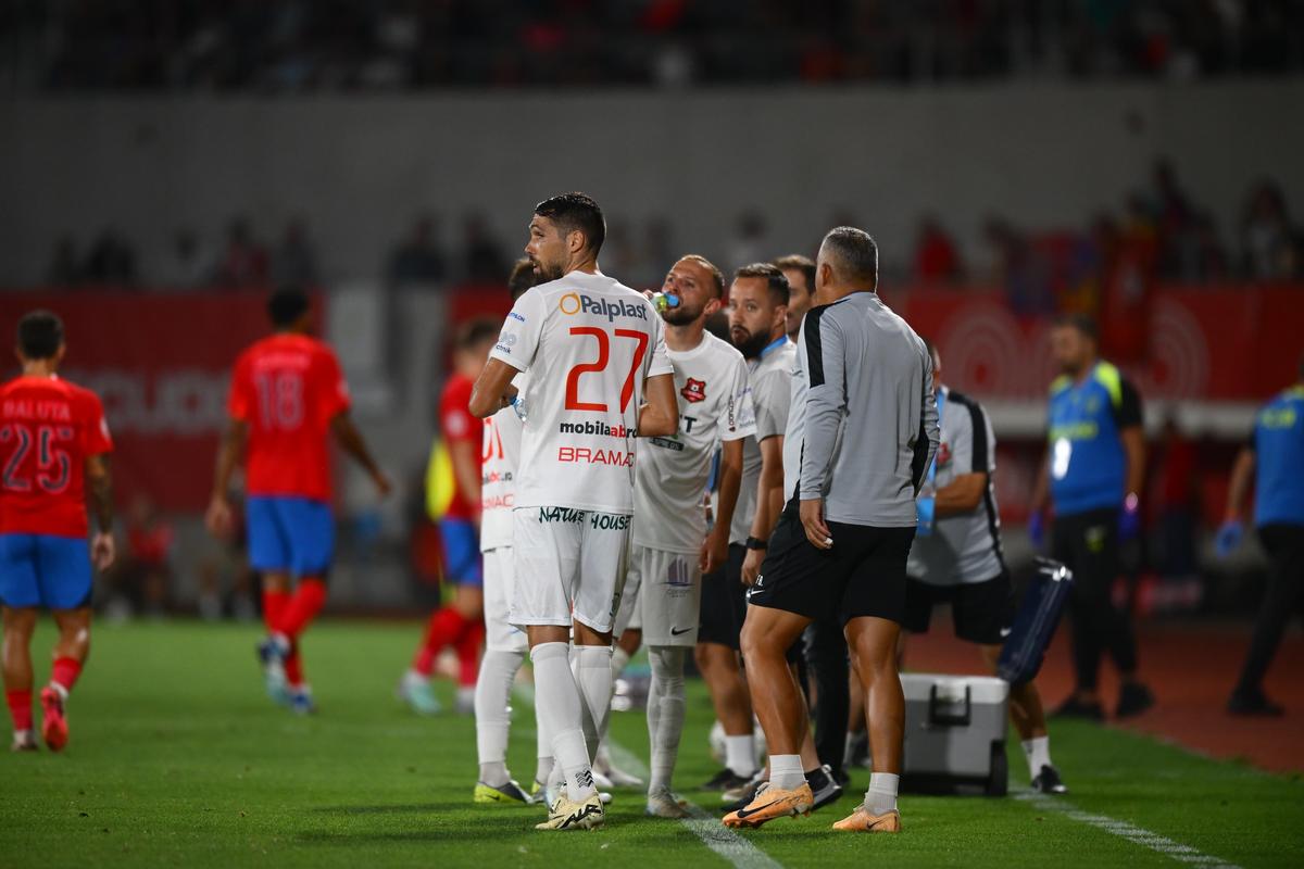 Suporterii și-au pierdut răbdarea! Ce s-a întâmplat după Hermannstadt - FCSB: imaginile surprinse pe gazon