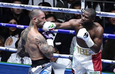 Circ la revenirea lui Floyd Mayweather în ring! Arbitrul a părăsit lupta dintr-un motiv uluitor » Cum s-a terminat controversatul meci cu nepotul celebrului mafiot