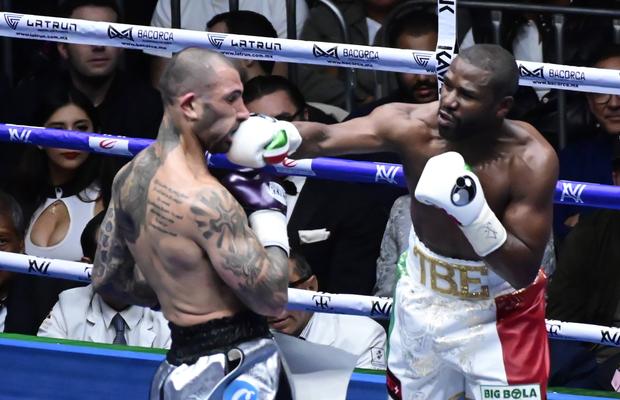 Circ la revenirea lui Floyd Mayweather în ring! Arbitrul a părăsit lupta dintr-un motiv uluitor » Cum s-a terminat controversatul meci cu nepotul celebrului mafiot