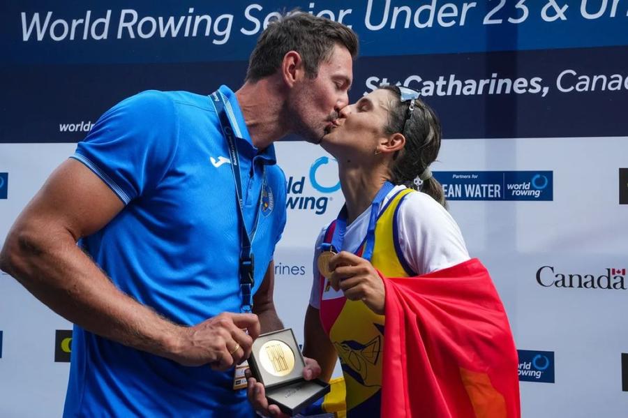 Ionela Cozmiuc (împreună cu Marius Cozmiuc), aur la schif simplu cat. ușoară la Campionatele Mondiale 2024 Foto: FR Canotaj / Balint Czucz Ionela și Marius Cozmiuc, foștii canotori multipli medaliați olimpici, mondiali și europeni, au devenit părinți