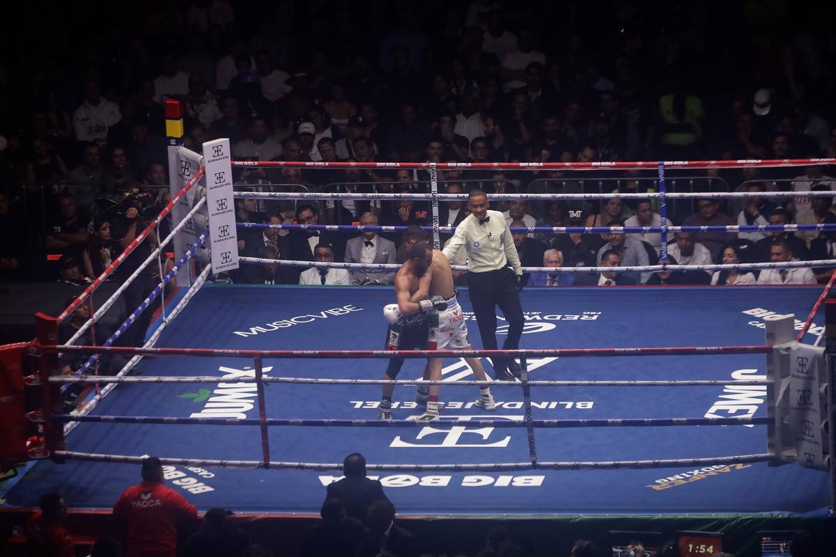 Circ la revenirea lui Floyd Mayweather în ring! Arbitrul a părăsit lupta dintr-un motiv uluitor » Cum s-a terminat controversatul meci cu nepotul celebrului mafiot