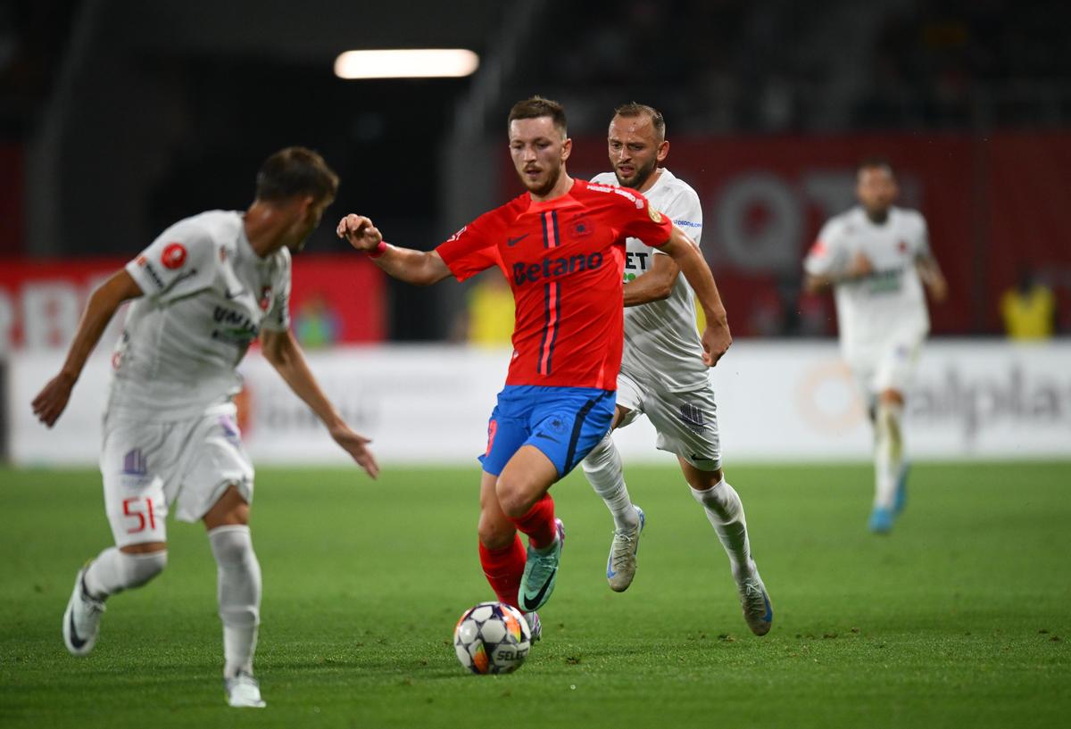 Suporterii și-au pierdut răbdarea! Ce s-a întâmplat după Hermannstadt - FCSB: imaginile surprinse pe gazon