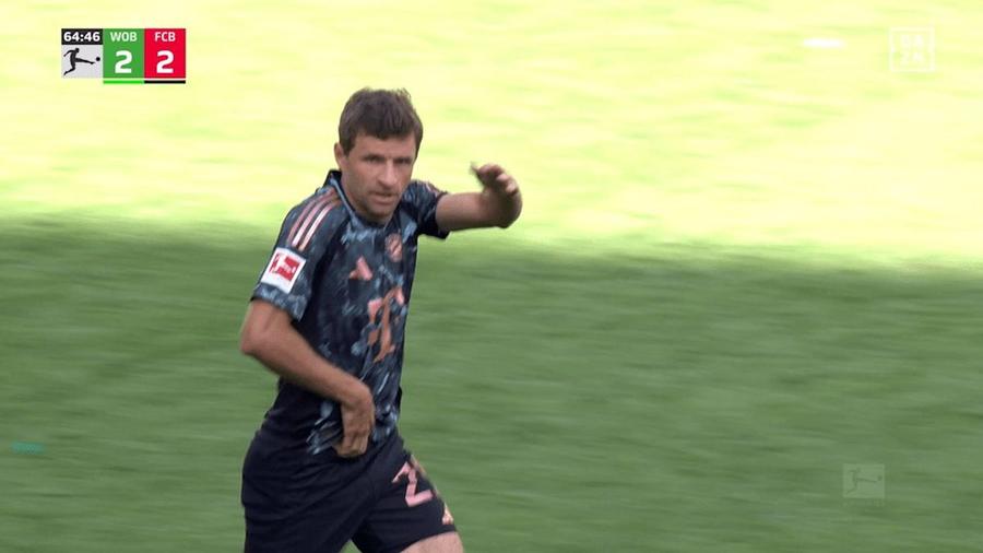 Thomas Muller scote o hârtie cu notițe din șort / Foto: captură Bild Thomas Muller și hârtia magică din șort » Intrarea lui a salvat-o pe Bayern