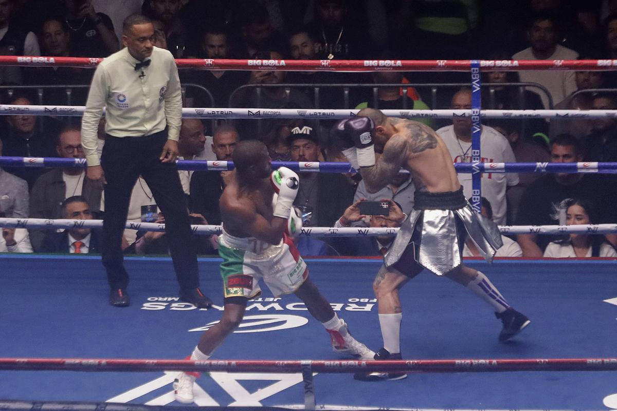 Circ la revenirea lui Floyd Mayweather în ring! Arbitrul a părăsit lupta dintr-un motiv uluitor » Cum s-a terminat controversatul meci cu nepotul celebrului mafiot