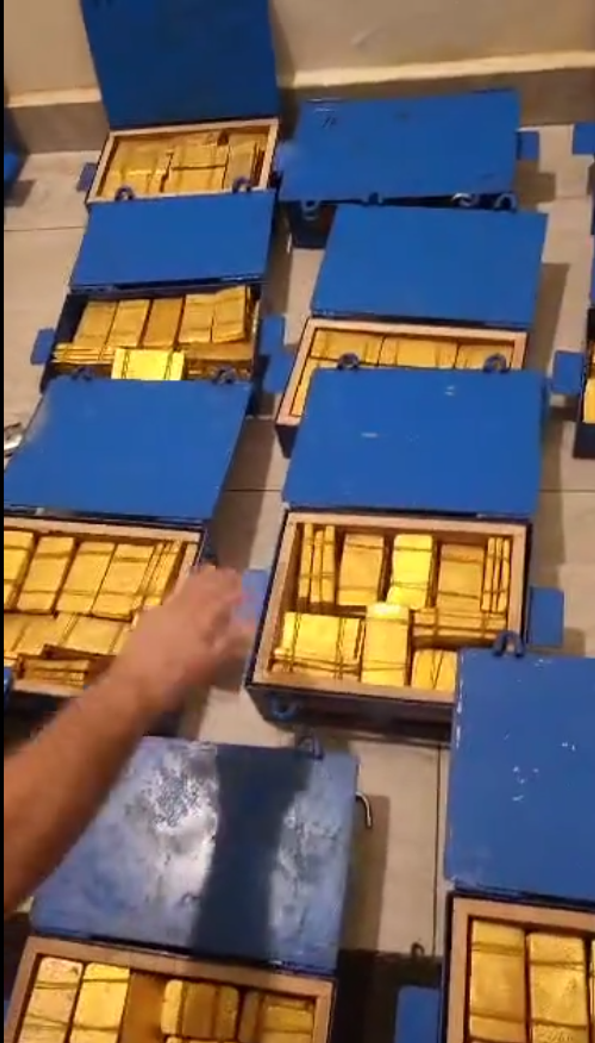 Ioan Varga își numără lingourile de aur