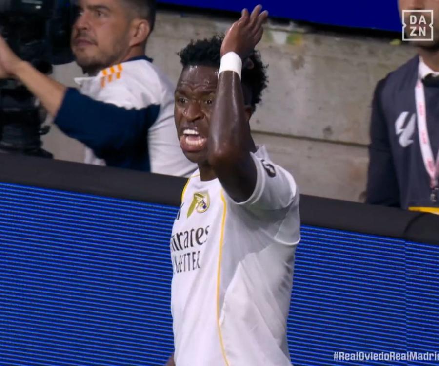 Vinicius, furios / foto: captură tv Suporterul lui Oviedo, reținut în Spania pentru gesturi rasiste la adresa lui Vinicius și Mbappe