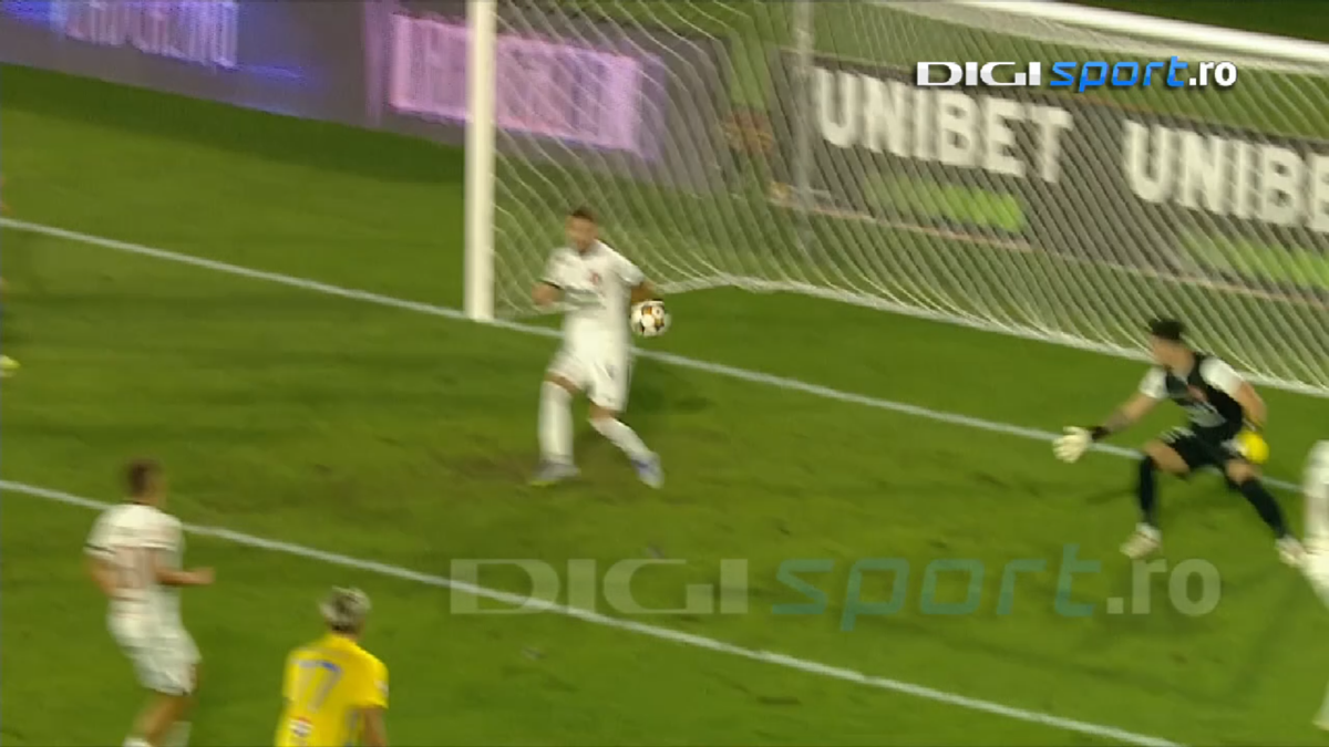 Faza controversată în Hermannstadt - Farul: penalty refuzat în minutul 90 » Ianis Zicu s-a umplut de nervi