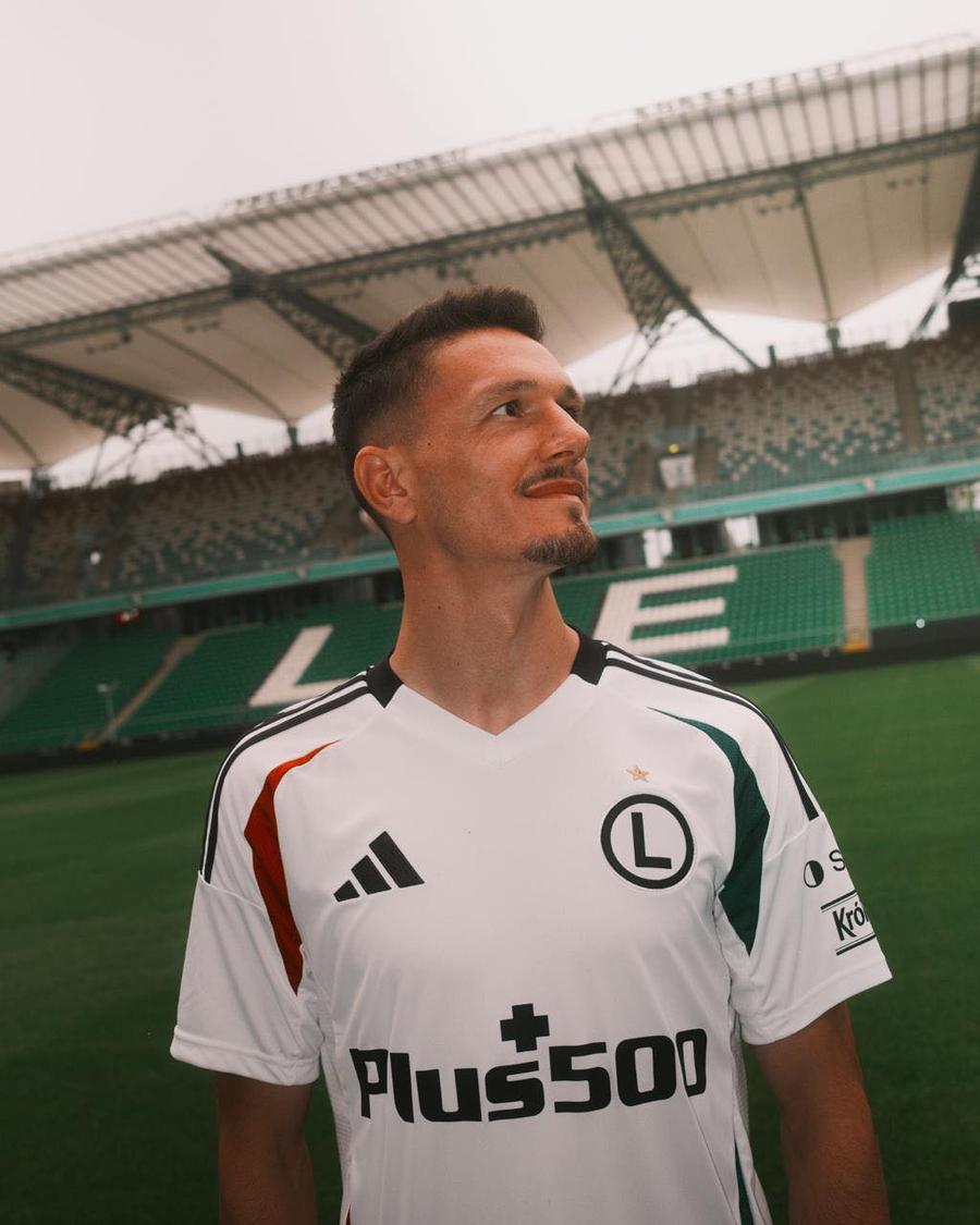 Legia Varșovia l-a prezentat pe Ermal Krasniqi // foto: Facebook Legia Transfer tare pentru Edward Iordănescu! Fostul fotbalist de la Rapid a semnat cu Legia