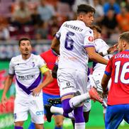Mario Tudose a fost lovit involuntar de Ngezana, în victoria piteștenilor cu FCSB, scor 2-0 / FOTO: Cristi Preda (GSP)