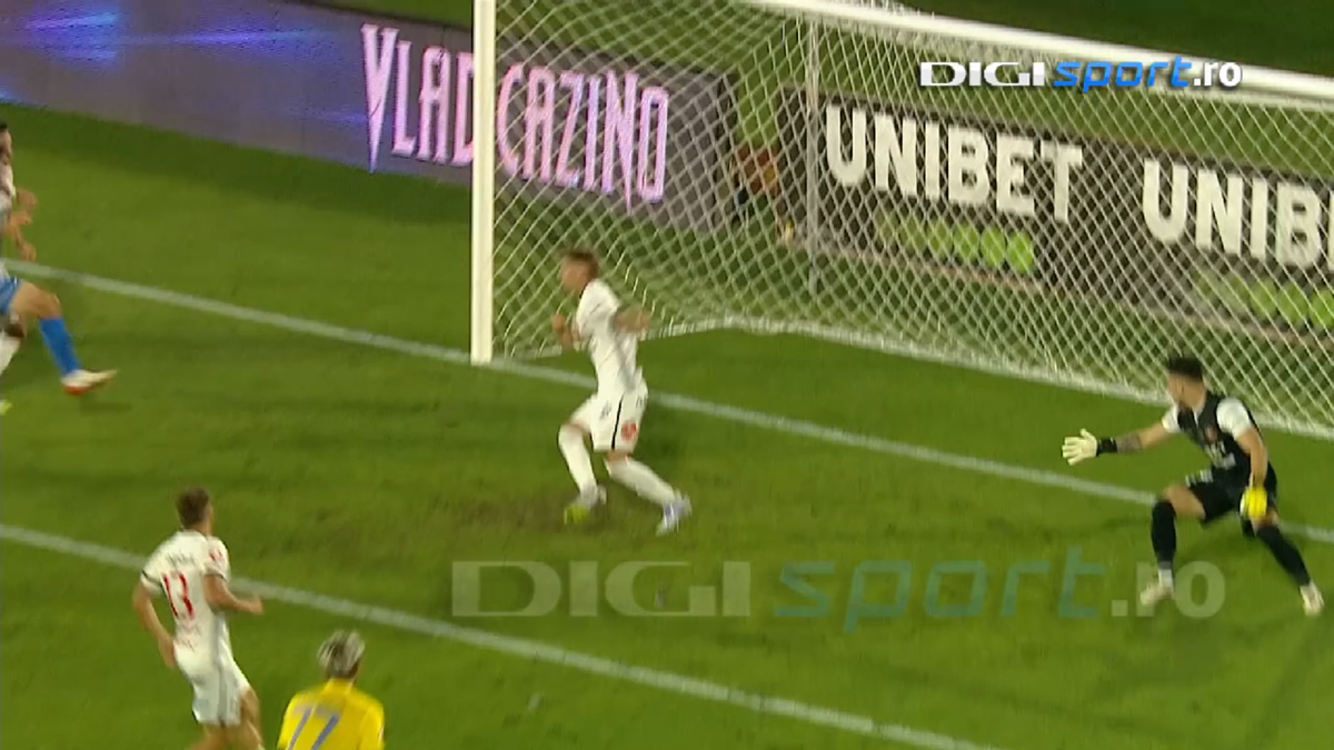 Faza controversată în Hermannstadt - Farul: penalty refuzat în minutul 90 » Ianis Zicu s-a umplut de nervi