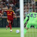 Radu Drăgușin împotriva „coșmarului” său, Donyell Malen, în Roma - Fiorentina 4-0 / Foto: Imago