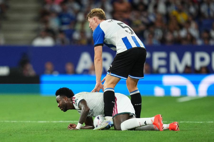 Vinicius jr, căzut în careul lui Espanyol / Foto: Imago Legenda lui Real îl atacă pe Vinicius: „Nimeni nu-l vrea, din cauza caracterului”