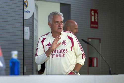 Jose Mourinho s-a întors către jurnaliști pentru a le explica ce înseamnă „relații cordiale” / Foto: Imago