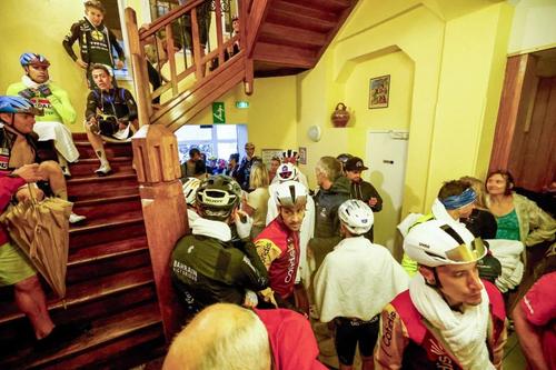 Plutonul s-a adăpostit la un hotel din sudul Franței, din cauza unei furtuni izbucnite în etapa a 3-a din Vuelta/Foto: domestiquecycling.com