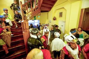 Cicliștii din Vuelta s-au adăpostit de furtună într-un hotel și apoi au lăsat recenzii: „Ideal pentru curse de ciclism cu 200 de prieteni”
