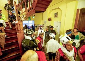 Cicliștii din Vuelta s-au adăpostit de furtună într-un hotel și apoi au lăsat recenzii: „Ideal pentru 200 de prieteni”